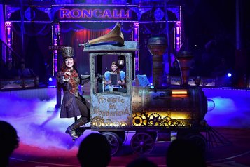 Illusionistin im Zirkus Roncalli