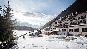 Das Familienhotel Alphotel Tyrol mitten in einer Winterlandschaft.