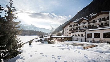 Das Familienhotel Alphotel Tyrol mitten in einer Winterlandschaft.