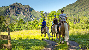 Teens beim Pferdeausreiten in den Alpen im Familienhotel Spa- & Familien-Resort Krone in den Allgäuer Alpen.