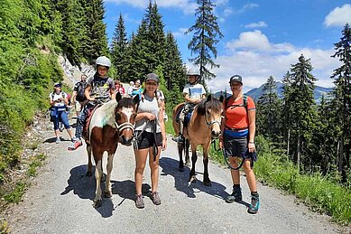 Reitausflug mit der ganzen Familie in die Natur rund um das Familienhotel Oberkarteis.