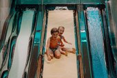 Zwei Kinder haben fröhlichen Rutschenspaß im Familienhotel Oberkarteis und genießen das Wasserabenteuer.