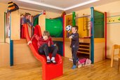 Spielende Kinder im Spielbereich im Familienhotel Sonne Bezau Vorarlberg.