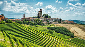 Ein Weingut im Sommer in der wunderschönen Toskana.