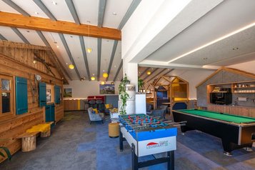 Die Lobby im Familienhotel Mein Krug im Fichtelgebirge bietet einen gemütlichen Aufenthaltsbereich, Kickertisch und Billard.