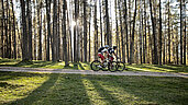 Zwei Mountainbiker im Wald rund um das Hotel Tirolerhof in Tirol