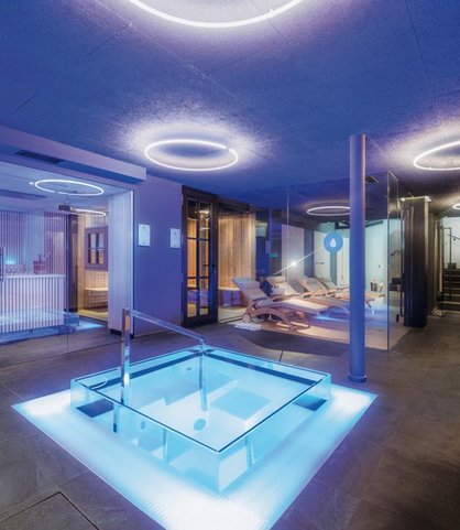 Moderner Wellnessbereich mit Saunen und Kneippbecken im Familienhotel Südtirol