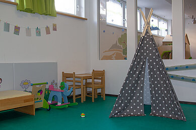 Liebevoll eingerichtetes Babyspielzimmer mit Tipi-Zelt im Kinderhotel Stefan.