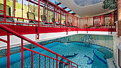 Blick auf den Pool im Familienhotel Zauchenseehof im Salzburger Land