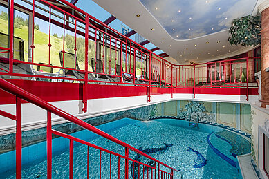 Blick auf den Pool im Familienhotel Zauchenseehof im Salzburger Land