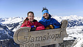 Stolz oben angekommen: das Paar hat es bis auf den Gamskopf in Graen Haldensee geschafft. Tirol in Winter ist einfach jeden Aufstieg wert.