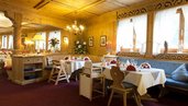 Gemütliches Restaurant mit Tageslicht und Babyhochstühlen im Familienhotel Bavaria im Allgäu.
