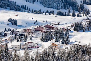 Winter Luftaufnahme vom Familienhotel Kaiserhof an der Tiroler Zugspitzarena.
