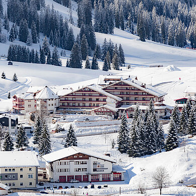 Winter Luftaufnahme vom Familienhotel Kaiserhof an der Tiroler Zugspitzarena.