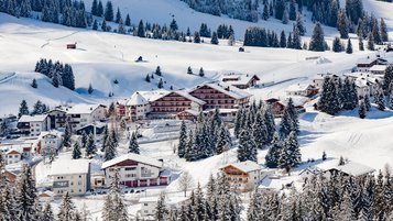 Winter Luftaufnahme vom Familienhotel Kaiserhof an der Tiroler Zugspitzarena.