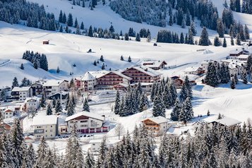 Winter Luftaufnahme vom Familienhotel Kaiserhof an der Tiroler Zugspitzarena.