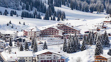 Winter Luftaufnahme vom Familienhotel Kaiserhof an der Tiroler Zugspitzarena.