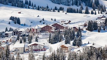 Winter Luftaufnahme vom Familienhotel Kaiserhof an der Tiroler Zugspitzarena.