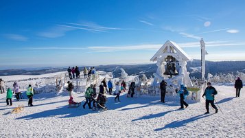 Winter im Erzgebirge: Zahlreiche Menschen tummeln sich auf dem Skigebiet Oberwiesenhthal