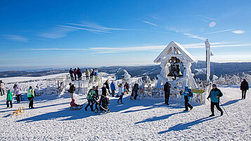 Winter im Erzgebirge: Zahlreiche Menschen tummeln sich auf dem Skigebiet Oberwiesenhthal