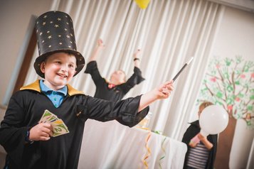 Zaubershow im Landgut Furtherwirt Kinder führen magische Tricks mit Hut und Zauberstab vor