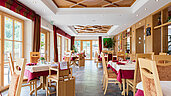 Das gut ausgestattete Familienrestaurant mit Hochstühlen und gedecktem Tisch im Wellness- & Familienhotel Egger in Saalbach Hinterglemm.