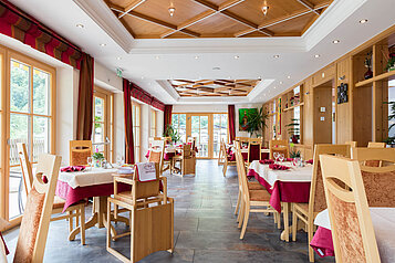 Das gut ausgestattete Familienrestaurant mit Hochstühlen und gedecktem Tisch im Familienhotel Wellness- & Familienhotel Egger in Saalbach Hinterglemm.