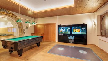 Moderner Spiel- und Freizeitbereich im Familotel Kaiserhof mit interaktiver iWall 3.0 und Billardtisch.