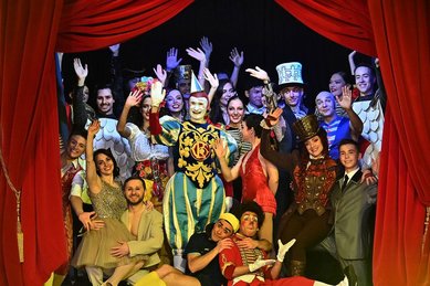 Eine große Gruppe mit Künstlern des Zirkus Roncalli