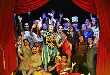 Eine große Gruppe mit Künstlern des Zirkus Roncalli
