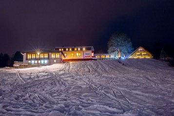 Das Familienhotel Mein Krug im Fichtelgebirge im Winter.