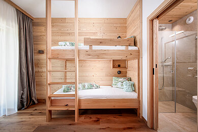 Kinderzimmer mit einem Hochbett in einer 2-Raum Familiensuite im Familienhotel Landgut Furtherwirt in Tirol.