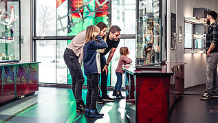 Familie im Glasmuseum in Frauenau im Bayerischen Wald.