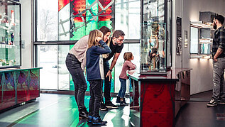 Familie im Glasmuseum in Frauenau im Bayerischen Wald.