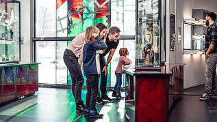 Familie im Glasmuseum in Frauenau im Bayerischen Wald.