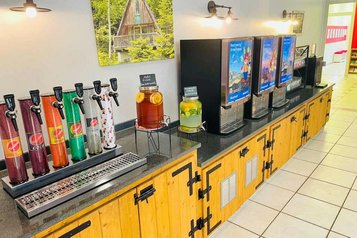 Frühstücksbuffet mit frischem Gemüse, Obst und einer großen Auswahl an Wurst und Käse im Familienhotel Family Club Harz.