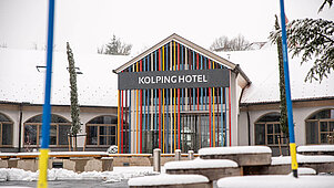 Verschneiter Eingangsbereich des Familienhotel Kolping Hotel Spa & Family Resort in Ungarn.