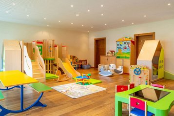 Der liebevoll gestaltete Indoor-Spielbereich im Familienhotel bietet abwechslungsreiche Spielmöglichkeiten für kleine Entdecker