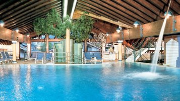 Innenansicht vom Schwimmbad im Familienhotel Das Kaltschmid in Seefeld Tirol.