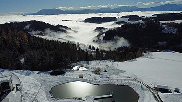 Luftaufnahme des Familienhotels Petschnighof in wundervoller Winterlandschaft