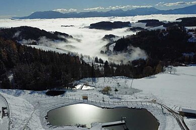 Luftaufnahme des Familienhotels Petschnighof in wundervoller Winterlandschaft