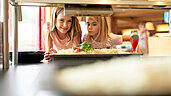 Kinder am Kinderbuffet im Familienhotel Schreinerhof im Bayerischen Wald.