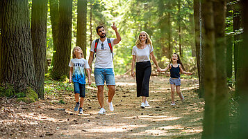 Familie wandert bei schönen Wetter durch den schönen Bayerischen Wald.