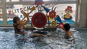 Zwei Kinder spielen mit Wasserspielen im Kinderbecken des Kinderhotels Stefan im Pitztak.