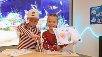 Kinder malen am Maltisch des Familotels Kaiserhof