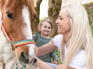 Bei Familotel könnt ihr Reiturlaub mit Kindern machen, auf Ponys und Pferden reiten, Ausritte unternehmen und Reitstunden buchen.