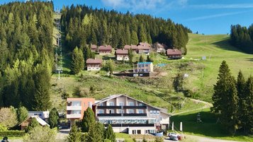 Das Hotel Alpengasthof Hochegger von außen im Sommer