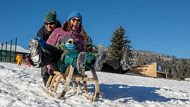 Winterspaß beim Rodeln für die ganze Familie im Familienhotel Elldus Resort im Erzgebirge