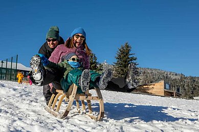 Winterspaß beim Rodeln für die ganze Familie im Familienhotel Elldus Resort im Erzgebirge