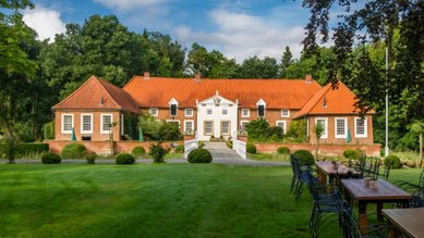 Sommerliche Außenansicht des Familienhotels Gut Landegge im Emsland.